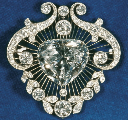 The Cullinan V Heart Diamond Brooch is an elegant diamond brooch which was originally created for Queen Mary.